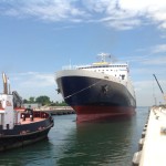 Lavori per il Mose. Bocca di Malamocco, nave trainata in conca di navigazione, laguna di Venezia, 18-06-2014