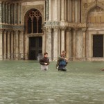 Disagi da acqua alta. Venezia, piazza San Marco, livello marea + 147 cm, 16-11-2002