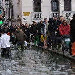 Disagi da acqua alta. Venezia, passerelle pedonali vicino alla stazione ferroviaria, 01-2008