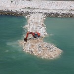 Difesa dalle mareggiate. Litorale di Lido, operai al lavoro in cantiere, ripristino del sistema anti erosione della costa, foto aerea, laguna di Venezia, 09-07-2009