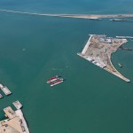 Lavori per il Mose. Posizionamento del secondo cassone di soglia, foto aerea, cantiere di Lido, laguna di Venezia, 26-06-2012